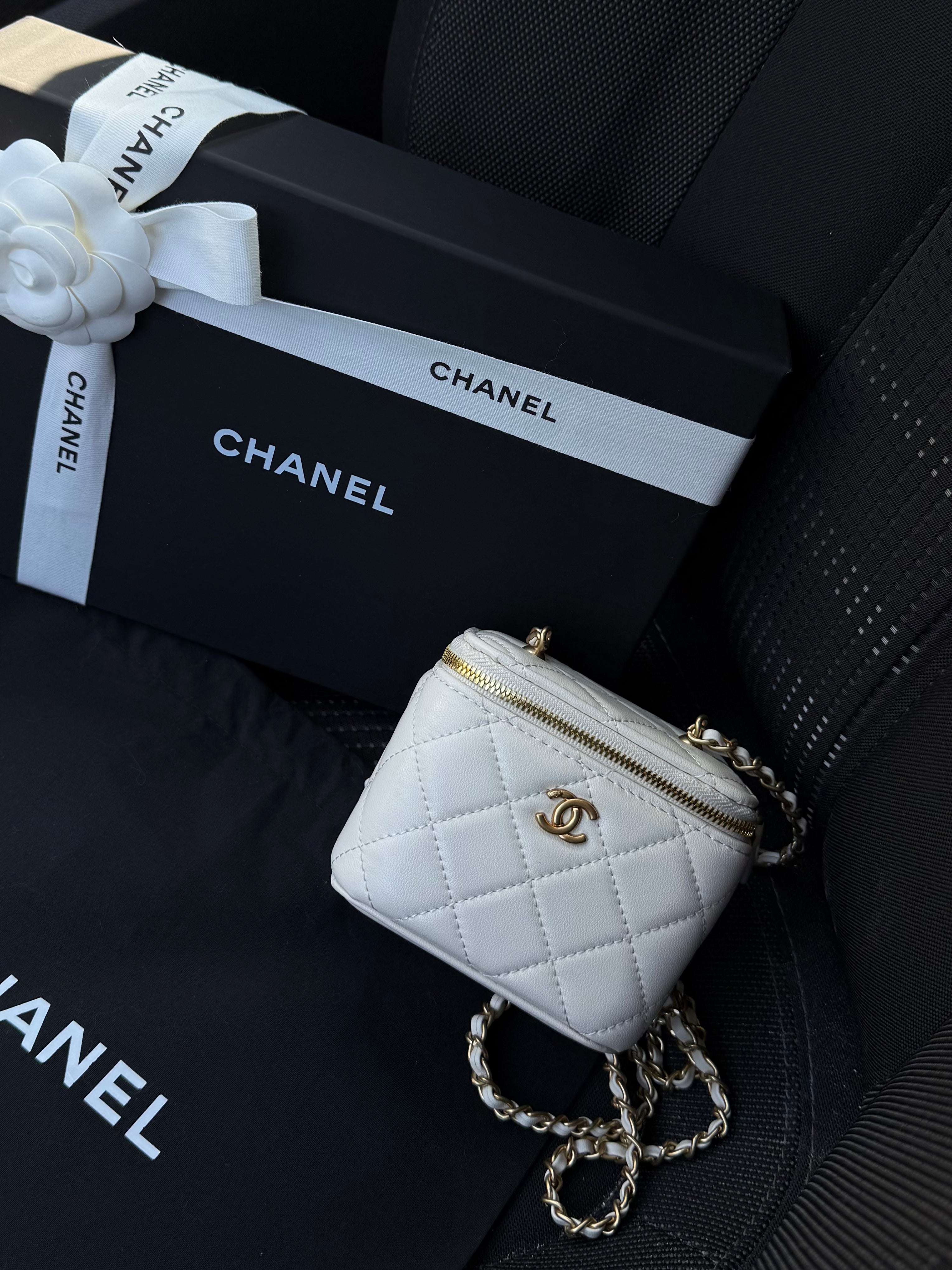 PETIT VANITY BLANC AVEC CHAÎNE